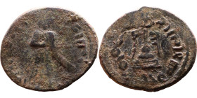 al-Malik ibn Marwan (687-705) Follis. Obverse: Standing caliph Reverse: Modified cross potent set on steps

19mm 2,53g