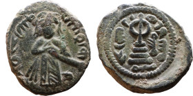 al-Malik ibn Marwan (687-705) Follis. Obverse: Standing caliph Reverse: Modified cross potent set on steps

15mm 2,64g