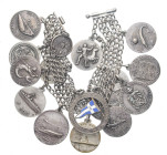 VARIE - Oggetti di antiquariato Ornamento femminile in AG800 (bracciale, gr. 128 circa) con 16 medaglie per lo più relative a navi militari (Rep. It.,...