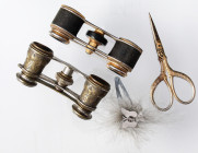 VARIE - Oggetti di antiquariato Spilla, forbicine e 2 binocoli

Status: Buono

Notes: