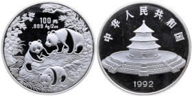 China 
Volksrepublik, seit 1949
100 Yuan
1992
Shanghai

Panda
Vs: Tempel des Himmels in Peking
Rs: Panda mit zwei Jungtieren beim Spielen auf ...