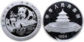China 
Volksrepublik, seit 1949
100 Yuan
1994
Shanghai

Panda
Vs: Tempel des Himmels in Peking
Rs: Panda mit zwei Jungtieren an Gewässer
Rand...