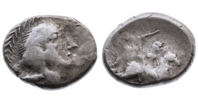 Kelten 
Ostnoricum. Böhmen und Mähren. Boier
Tetradrachme

Vs: Kopf mit kurzen gestrichelten Haaren n. l., Fichtennadelrand
Rs: Reiter mit Schwer...