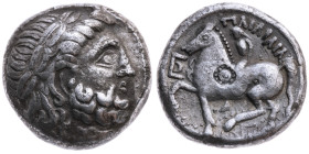 Kelten 
Ostkelten. Rumänien (?)
Tetradrachme

Vs: Kopf des Philipp II. n. r.
Rs: Reiter n. l., l. Beizeichen (Mondsichel in Π), oben Schrift ΠΛΙΛ...