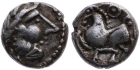 Kelten 
Ostkelten. Donauraum
Drachme

(Kugelwangentypus; sirmische Gruppe)
Vs: Kopf n. r.
Rs: Pferd n. l. mit Kugel unter dem Schwanz, darüber R...
