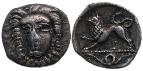 Italien 
Kampanien. Phistelia
Obol
um 325-275

Vs: Weiblicher Kopf 3/4 frontal n. l.
Rs: Löwe n. l., unten Schlange

Material: Silber 

Größ...