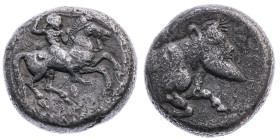 Sizilien 
Gela
Didrachme
um 490-475 v. Chr

Vs: Reiter mit Speer n.r
Rs: Vorderteil eines menschenköpfigen Stiers n.r

Material: Silber 

Gr...