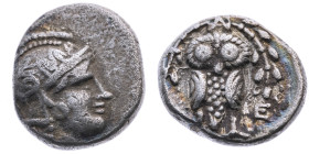 Attika 
Athen
Hemidrachme
um 454-404 v.Chr.

Vs: Kopf der Athena n. r
Rs: Eule frontal, oben Olivenzweig, A / Θ - E

Material: Silber 

Größ...