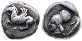 Korinthia 
Korinth
Stater
515-450 v.Chr.

Vs: Pegasus n. l.
Rs: Kopf der Athena n. l.

Material: Silber 

Größe: 17.0mm
Gewicht: 8.0g

Li...
