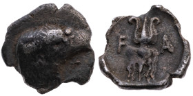 Griechen. Elis 
Elis
Obol
396-380 v.Chr.

(96. -100. Olympiade)
Vs: Adlerkopf n. r.
Rs: Blitzbündel zwischen F - A

Material: Silber 

Größ...