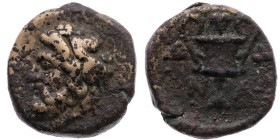 Kykladen 
Naxos
AE 11.0
4.-3. Jh.

Vs: Kopf des bärtigen Dionysos mit Efeukranz n. l.
Rs: Kantharos, oben Traube, N - A

Material: Kupfer 

...