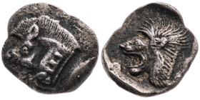 Mysien 
Kyzikos
Obol
480-400 v.Chr

Vs: Vorderteil eines Ebers n. l., dahinter Thunfisch
Rs: Löwenkopf n. l

Material: Silber 

Größe: 11.0m...