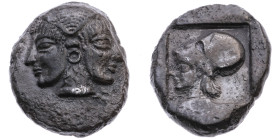 Mysien 
Lampsakos
Drachme
um 500-470 v.Chr.

Vs: Ianusartiger weiblicher Kopf
Rs: Kopf der Athena mit Helm n. l. in inkusem Quadrat

Material:...