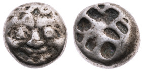 Mysien 
Parion
Drachme
um 500-400 v.Chr.

Vs: Gorgoneion
Rs: Unregelmäßiges Quadratum incusum

Material: Silber 

Größe: 13.0mm
Gewicht: 3....