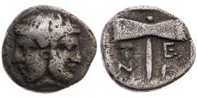 Troas 
Tenedos
Hemidrachme
450-387 v.Chr

Vs: Ianusartiger Kopf mit weiblichem Kopf links und männlichem Kopf rechts
Rs: Doppelaxt, T-E/N-E

M...