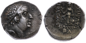 Kappadokien 
Königreich
Ariobarzanes I. Philoromaios, 95-63 v.Chr
Drachme

Vs: Kopf mit Diadem n.r
Rs: Stehende Athena mit Nike, links Monogramm...