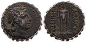 Syrien 
Seleukidisches Königreich
Demetrios I. Soter, 162-150 v.Chr
AE 23.0

Antiochia

Vs: Kopf mit Lorbeerkranz n. r.
Rs: Tripod, ΒΑΣΙΛΕΩΣ /...