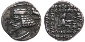 Parthien 
Königreich
Phraates IV., 38-2 v.Chr.
Drachme

Ekbatana

Vs: Brustbild n.l., dahinter Adler mit Kranz
Rs: Thronender Herrscher mit Bo...