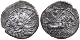 Republik 
Cnaeus Papirius Carbo, Münzbeamter, 121 v.Chr.
Denar

Vs: Kopf der Roma n. r.
Rs: Iuppiter in Quadriga n. r., CARB, unten ROMA

Mater...