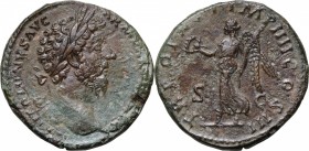 Marcus Aurelius (161-180). AE Sestertius, 166-167. D/ Head right, laureate. R/ Victoria advancing left, holding wreath and palm. RIC 948. AE. g. 23.22...