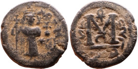 al-Malik ibn Marwan (687-705), Byzantine style folis Obverse: Imperial figure holding globe and cross Reverse: M and inscription

Weight:19mm 4,90g...