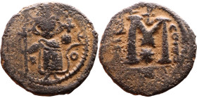 al-Malik ibn Marwan (687-705), Byzantine style folis Obverse: Imperial figure holding globe and cross Reverse: M and inscription

Weight:21mm 4,23g...