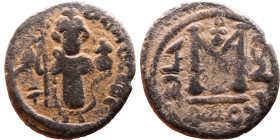al-Malik ibn Marwan (687-705), Byzantine style folis Obverse: Imperial figure holding globe and cross Reverse: M and inscription

Weight:18mm 3,96g...