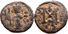 al-Malik ibn Marwan (687-705), Byzantine style folis Obverse: Imperial figure holding globe and cross Reverse: M and inscription

Weight:18mm 4,42g...