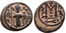 al-Malik ibn Marwan (687-705), Byzantine style folis Obverse: Imperial figure holding globe and cross Reverse: M and inscription

Weight:19mm 4,13g...