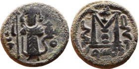 al-Malik ibn Marwan (687-705), Byzantine style folis Obverse: Imperial figure holding globe and cross Reverse: M and inscription

Weight:19mm 4,36g