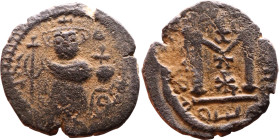 al-Malik ibn Marwan (687-705), Byzantine style folis Obverse: Imperial figure holding globe and cross Reverse: M and inscription

Weight:19mm 3,67g...