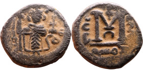 al-Malik ibn Marwan (687-705), Byzantine style folis Obverse: Imperial figure holding globe and cross Reverse: M and inscription

Weight:19mm 5,68g...