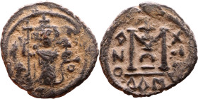 al-Malik ibn Marwan (687-705), Byzantine style folis Obverse: Imperial figure holding globe and cross Reverse: M and inscription

Weight:20mm 2,76g...