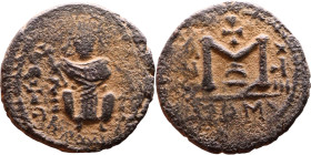 al-Malik ibn Marwan (687-705), Byzantine style folis Obverse: Imperial figure holding globe and cross Reverse: M and inscription

Weight:18mm 3,65g...