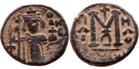 al-Malik ibn Marwan (687-705), Byzantine style folis Obverse: Imperial figure holding globe and cross Reverse: M and inscription

Weight:18mm 4,90g...