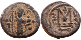 al-Malik ibn Marwan (687-705), Byzantine style folis Obverse: Imperial figure holding globe and cross Reverse: M and inscription

Weight:19mm 3,46g...
