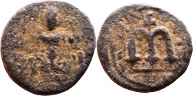 al-Malik ibn Marwan (687-705), Byzantine style folis Obverse: Imperial figure holding globe and cross Reverse: M and inscription

Weight:16mm 2,71g...