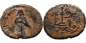 al-Malik ibn Marwan (687-705) Follis. Obverse: Standing caliph Reverse: Modified cross potent set on steps

Weight:21mm 3,27g

Artificial sand pat...