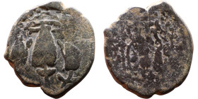Umayyad/Abbasid. Bronze coin. Obverse: Arabic inscription. Reverse: Arabic inscription

Weight:19mm 5,56g
