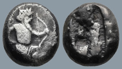 ACHAEMENID EMPIRE. Time of Darios I to Xerxes II (Circa 485-420 BC). Sardes.
AR Siglos (13,2mm 5,3g)
Obv: Persian king in kneeling-running stance ri...