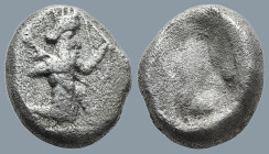 ACHAEMENID EMPIRE. Time of Darios I to Xerxes II (485-420 BC). Sardes.
AR Siglos (13,9mm 5,2g)
Obv: Persian king in kneeling-running stance right, h...
