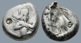 ACHAEMENID EMPIRE. Time of Darios I to Xerxes II (Circa 485-420 BC). Sardes.
AR Siglos (14,9mm 5,2g)
Obv: Persian king in kneeling-running stance ri...
