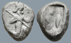 ACHAEMENID EMPIRE. Time of Darios I to Xerxes II (Circa 485-420 BC). Sardes.
AR Siglos (16,9mm 5,2g)
Obv: Persian king in kneeling-running stance ri...