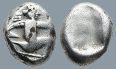 ACHAEMENID EMPIRE. Time of Xerxes II to Artaxerxes III (Circa 420-350 BC).Sardes
AR Siglos (13,2mm 5,4g)
Obv : Persian king in kneeling-running stan...
