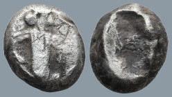 ACHAEMENID EMPIRE. Time of Artaxerxes II to Artaxerxes III (Circa 375-340 BC). Sardes.
AR Siglos (12,8mm 5,26g)
Obv: Persian king in kneeling-runnin...