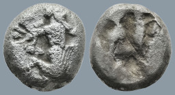 ACHAEMENID EMPIRE. Time of Artaxerxes II to Artaxerxes III (Circa 375-340 BC). Sardes.
AR Siglos (13,7mm 5,23g)
Obv: Persian king in kneeling-runnin...