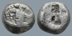 ACHAEMENID EMPIRE. Time of Artaxerxes II to Artaxerxes III (Circa 375-340 BC). Sardes.
AR Siglos (13,6mm 5,29g)
Obv: Persian king in kneeling-runnin...