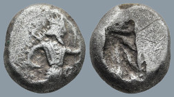 ACHAEMENID EMPIRE. Time of Artaxerxes II to Artaxerxes III (Circa 375-340 BC). Sardes.
AR Siglos (15,6mm 5,3g)
Obv: Persian king in kneeling-running...