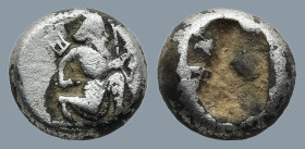 ACHAEMENID EMPIRE. Time of Artaxerxes II to Artaxerxes III (Circa 375-340 BC). Sardes or subsidiary mint.
AR 1/4 Siglos (9mm 1,3g)
Obv: Persian king...