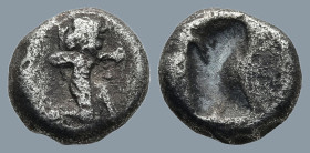 ACHAEMENID EMPIRE. Time of Darios I to Xerxes I (500-485 BC.) Sardes.
1/4 Siglos (10,4mm 1,7g)
Obv: Persian king or hero, wearing kidaris and kandys...
